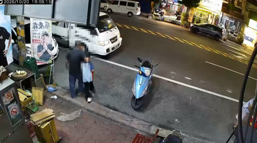 有人共囡仔繏嚨喉欲𤆬走 家屬報警閣予恐喝