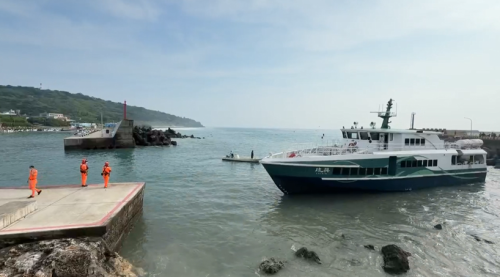 東琉線公船琉興號靠沙 35名旅客平安上岸