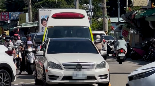 轎車踮路中央毋讓救護車？ 警方通知車主說明