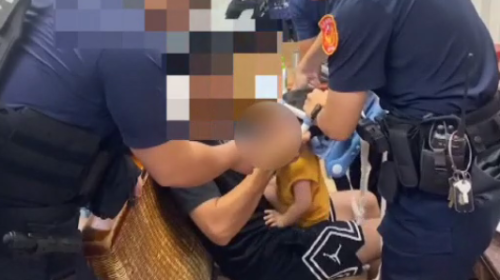 一歲囡仔予餐椅挾著頭 老爸揣警方用大剪救人