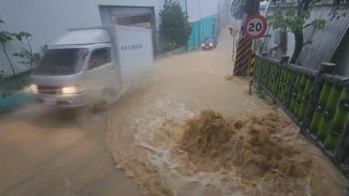 新北、桃園雷公雨致災 新店新潭塗石流淹車路