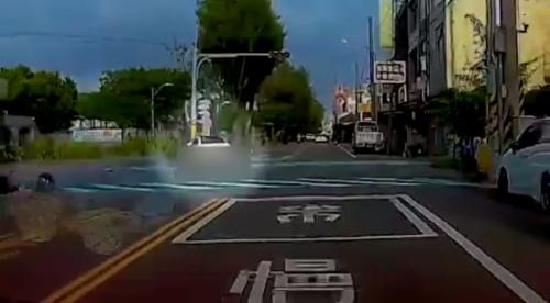 新竹虎林國中前 轎車駛搢向挵2機車、1死5傷