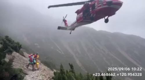 1女性peh玉山摔著傷 直升機吊掛落山送醫