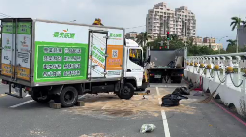 高雄大埤湖貨車轉彎挵著對向機車 致2死2傷