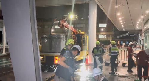 大雨致災 樹倒去硩著騎士、松機天蓬崩落來