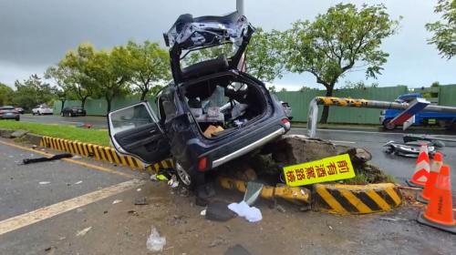 花蓮警車押送犯人挵著電柱 通緝犯重傷死亡