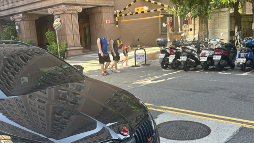 掛牌仔寫歹聽話 老爸逼查某囝佇路裡步輦