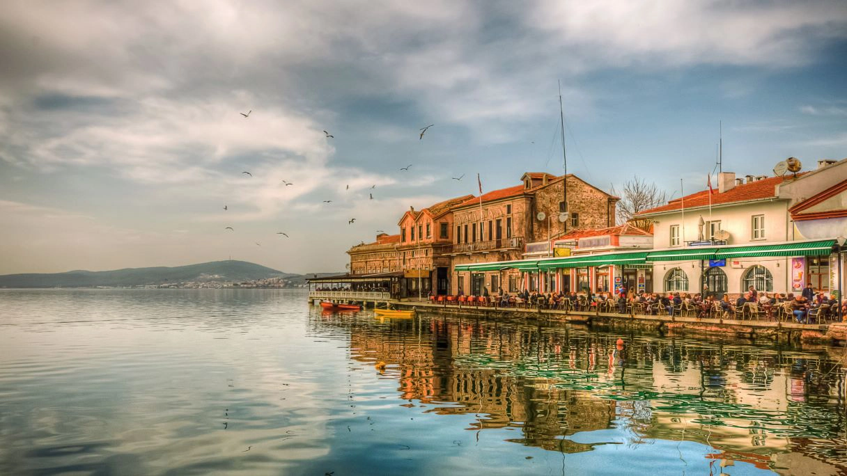 What are the facilities provided by Ayvalık hotels?