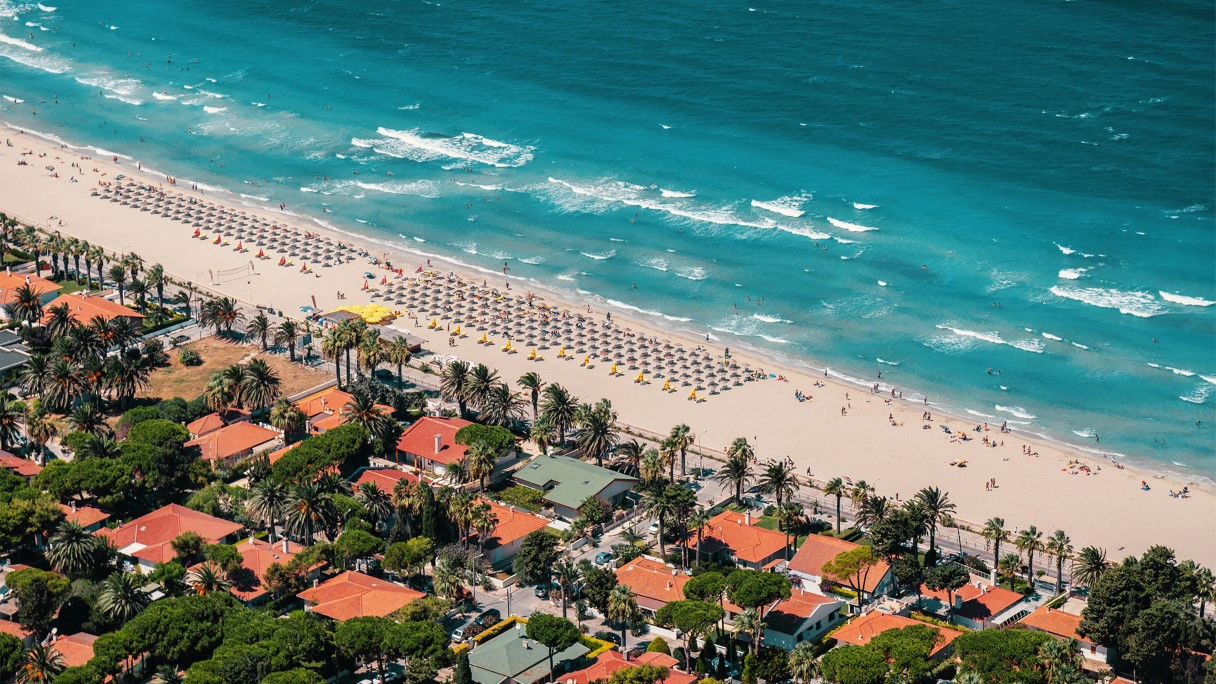 How much does Çeşme vacation packages cost?