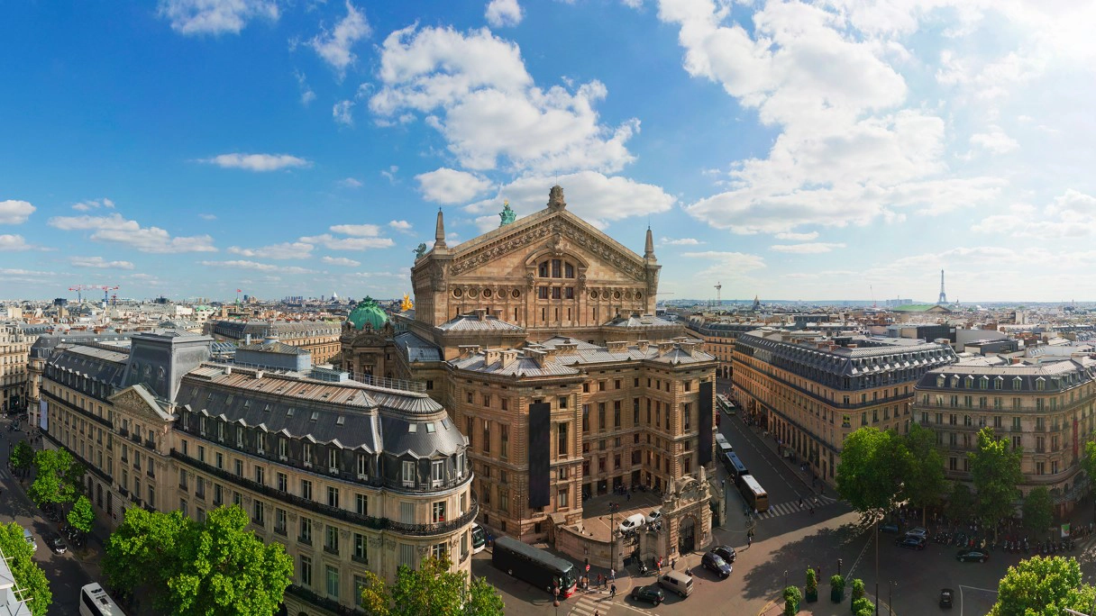 What are the things to consider when choosing a Paris vacation package?