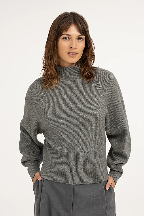 Gestrickter Rollkragenpullover mit Fledermausärmeln - Grau