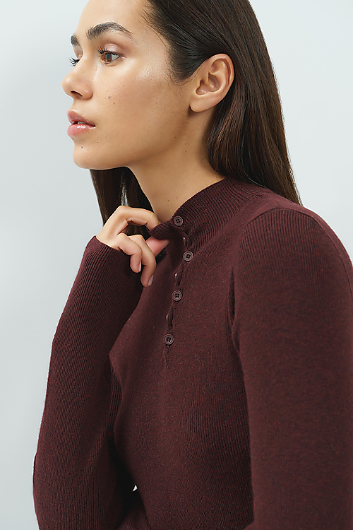 Gerippter Rollkragenpullover mit Zierknöpfen - Bordeaux