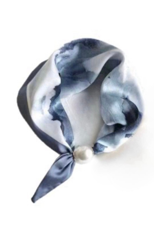 Tuch mit magnetischem Perlenverschluss gemustert - Blau