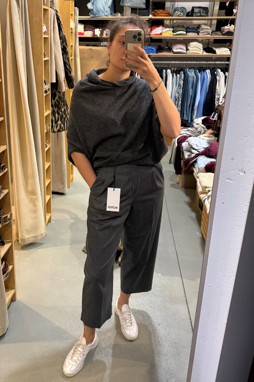 Asymmetrischer Strickpullover Grau