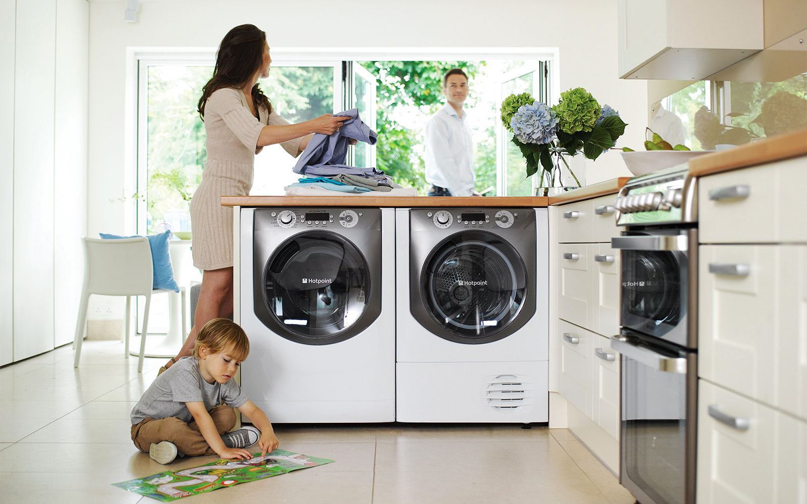 Бытовая техника стиральная машина. Встраиваемая стиральная машина Hotpoint-Ariston. Кухня с бытовой техникой. Стиральная машина на кухне. Встраиваемая бытовая техника стиральная машина.