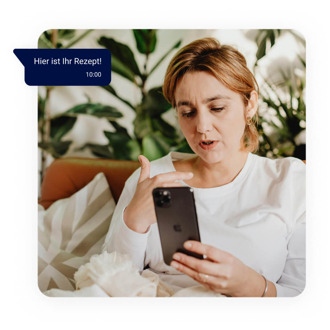 Usuaria del servicio de salud digital de MeetingDoctors para aseguradoras utilizando el chat médico disponible 24 horas, 365 días al año