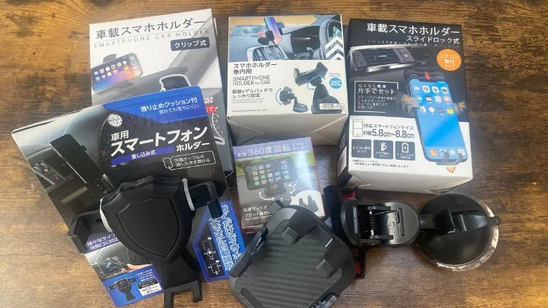 100均スマホホルダーを机に陳列した写真です。