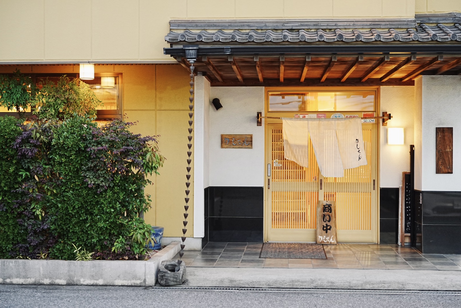 料理かもせんの外観
