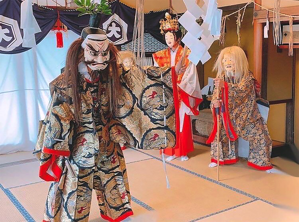 出雲神楽を支える匠の技~笛や面をつくり、伝える~ 出雲神楽を支える匠の技~笛や面をつくり、伝える~