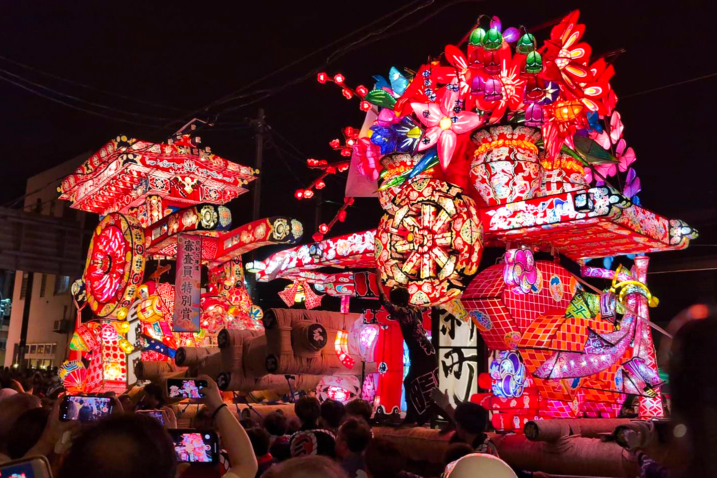 NEWS | 豪華絢爛、全町内の行燈を1枚に詰め込んだ2025年版 夜高