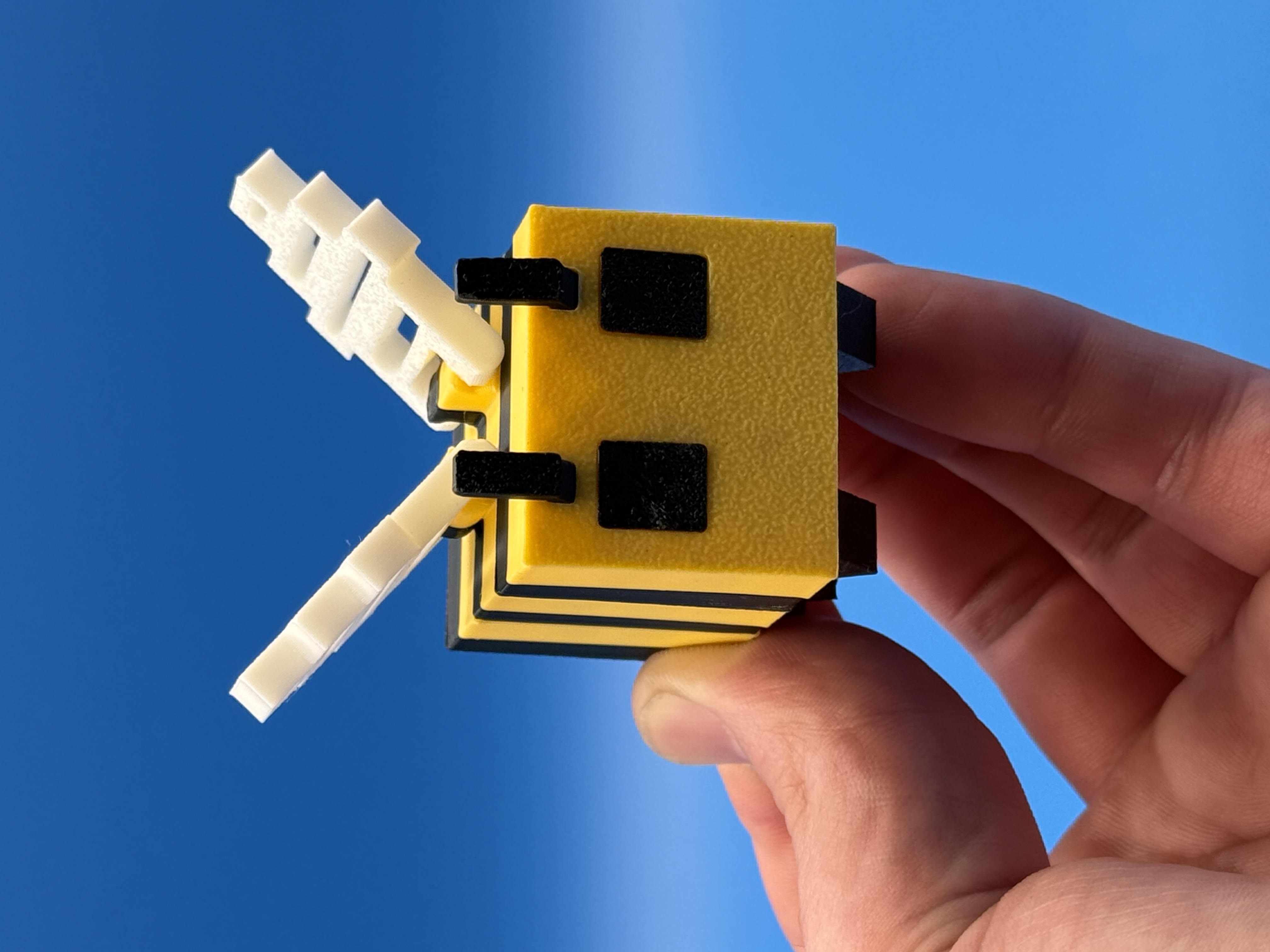 Minecraft Bee with Articulating Wings and Legs 3D 3MF Model — view 3