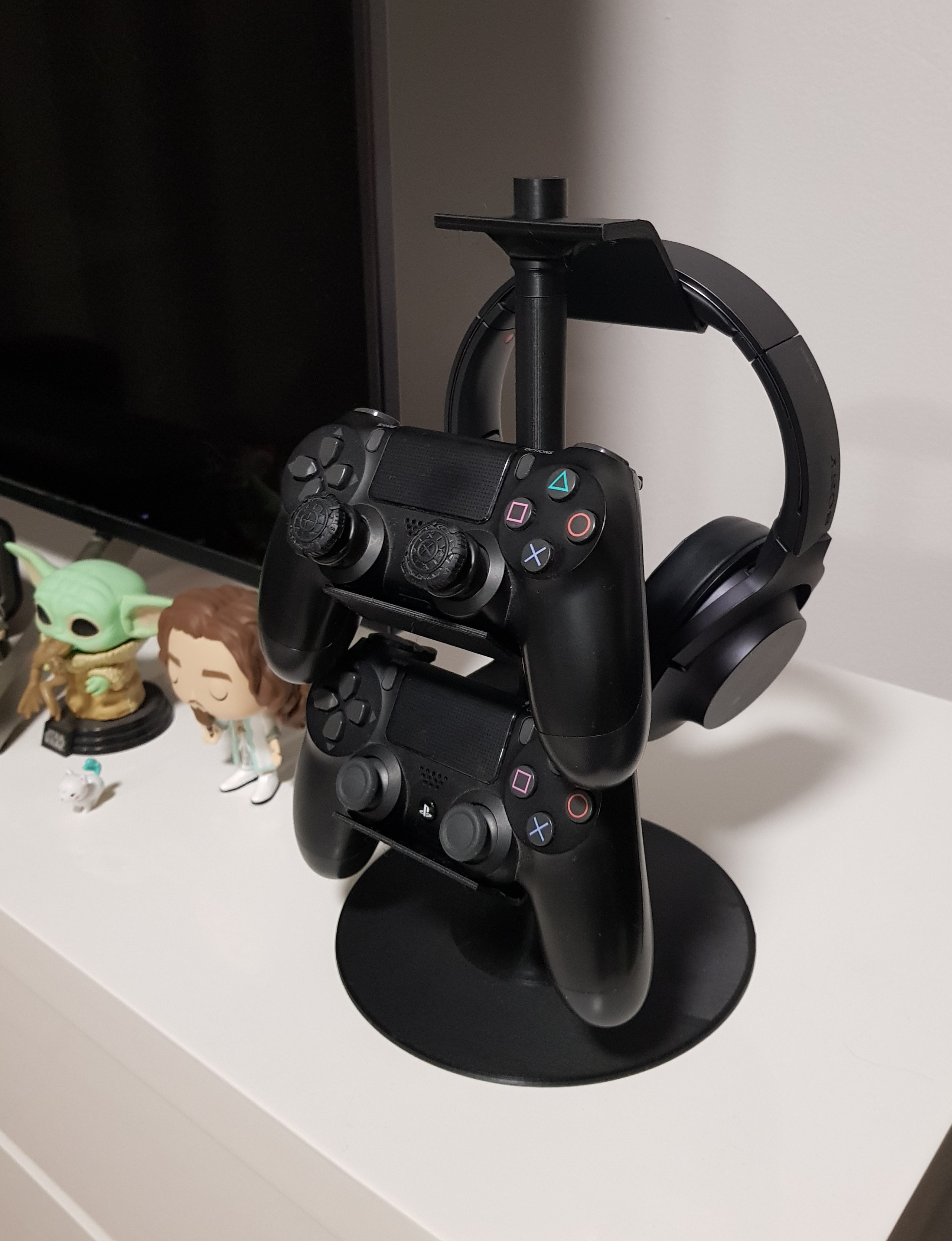 Controller Headphone Stand - model by Maker Mike Thangs