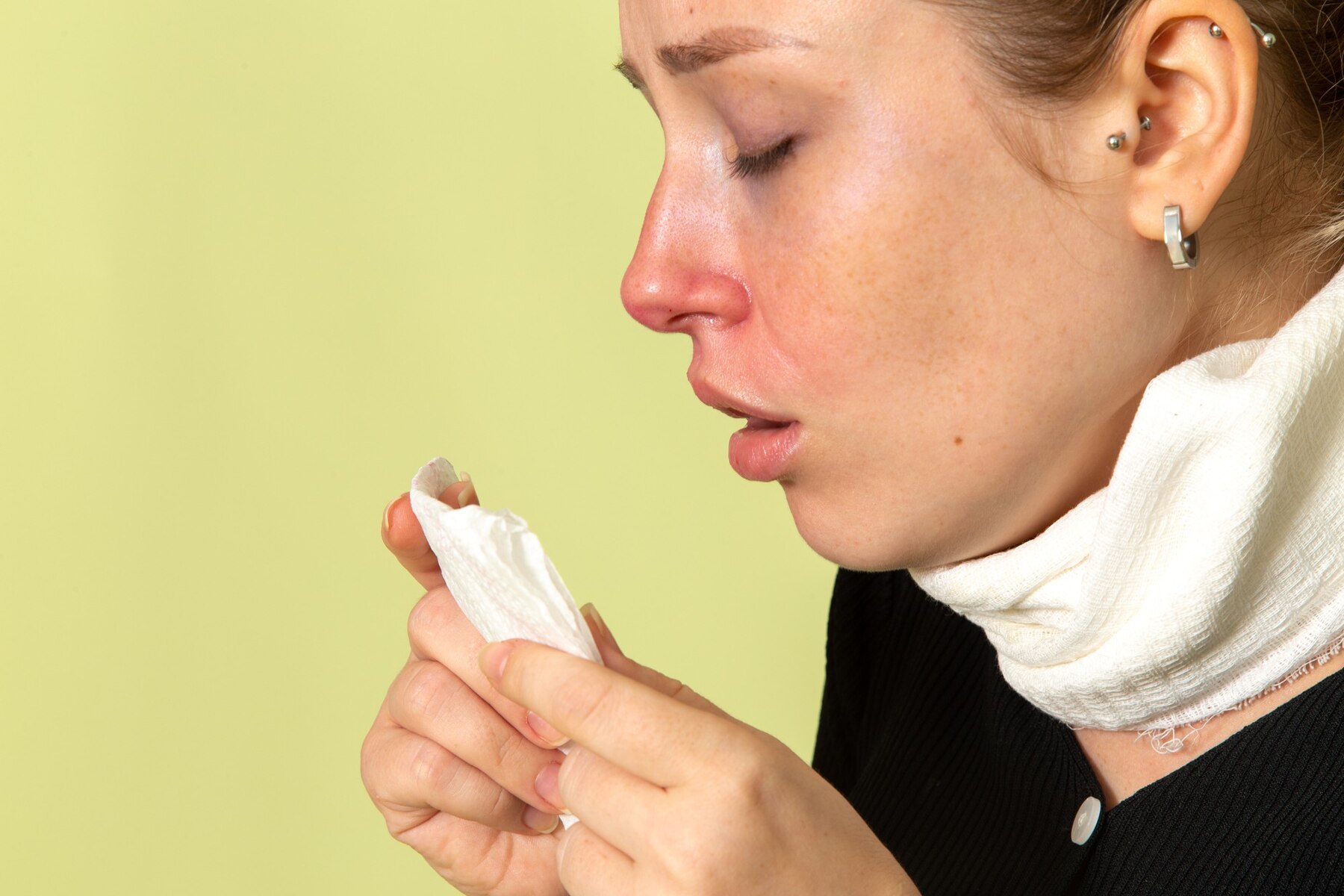 Beaucoup se moucher, le bord de la narine irrité: peau autour du nez rouge  au mouchage, quoi faire ?