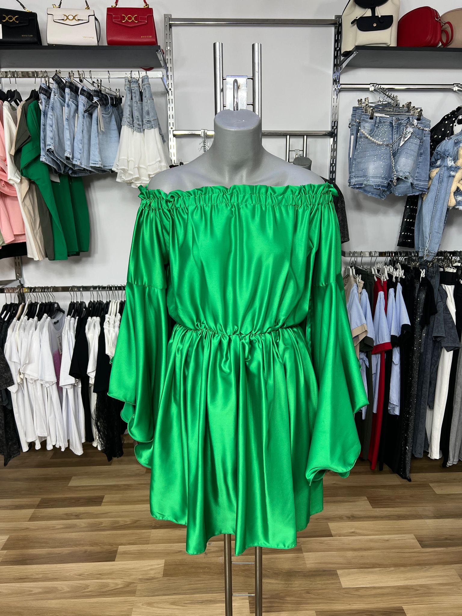 Rochie Scurtă din Satin  Croială lejeră și umeri goi - current