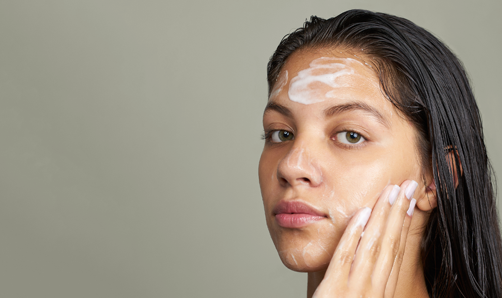 Imagem mostra uma modelo com o rosto ensaboado, limpando sua pele