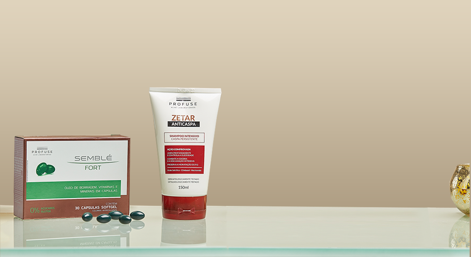 Imagem mostra um fundo neutro e a frente os produtos Semblé Fort, com sua embalagem e cápsulas, e Zetar Intensivo, shampoo anticaspa