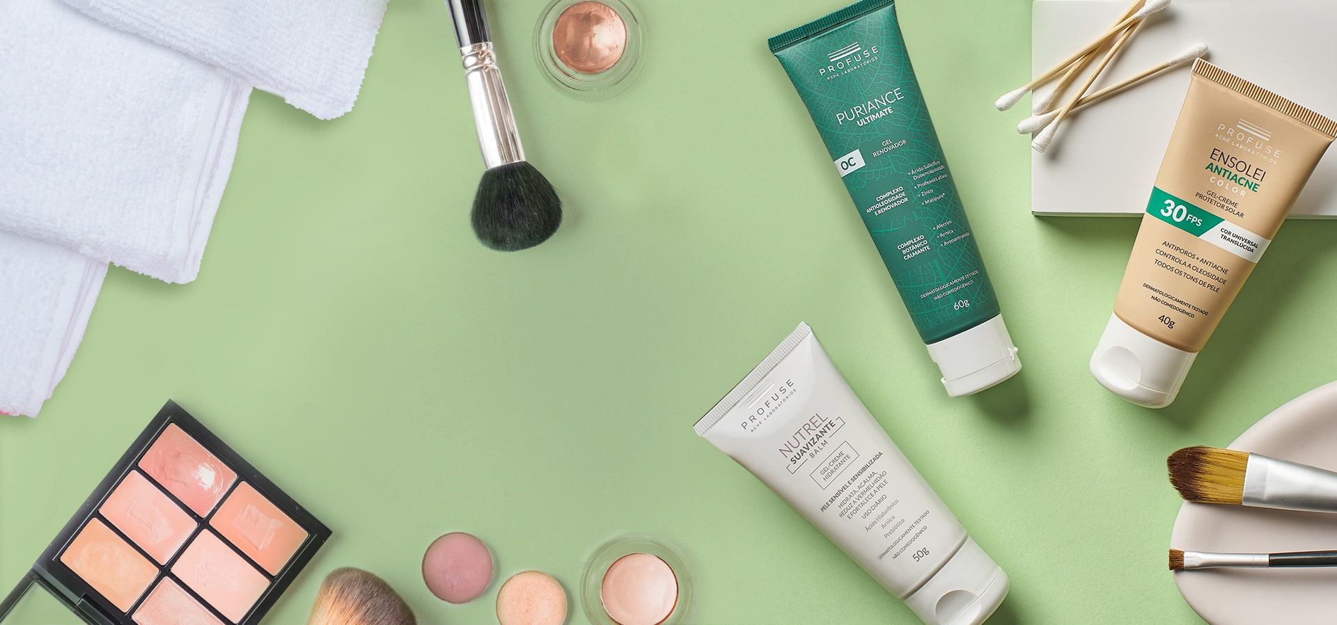 Fundo verde claro com algumas maquiagens na banca com Nutrel Suavizante Balm, Puriance Ultimate e Ensolei Antiacne Color.