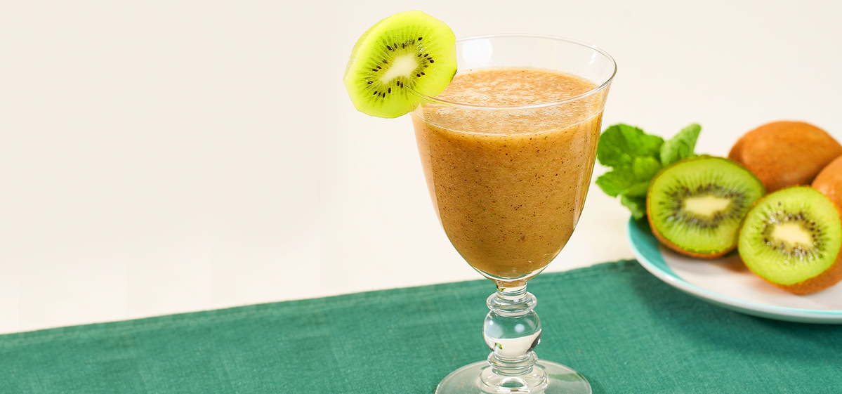 Aprenda a preparar um suco refrescante de kiwi com Semblé Collagen+ para uma pele mais firme e lisa