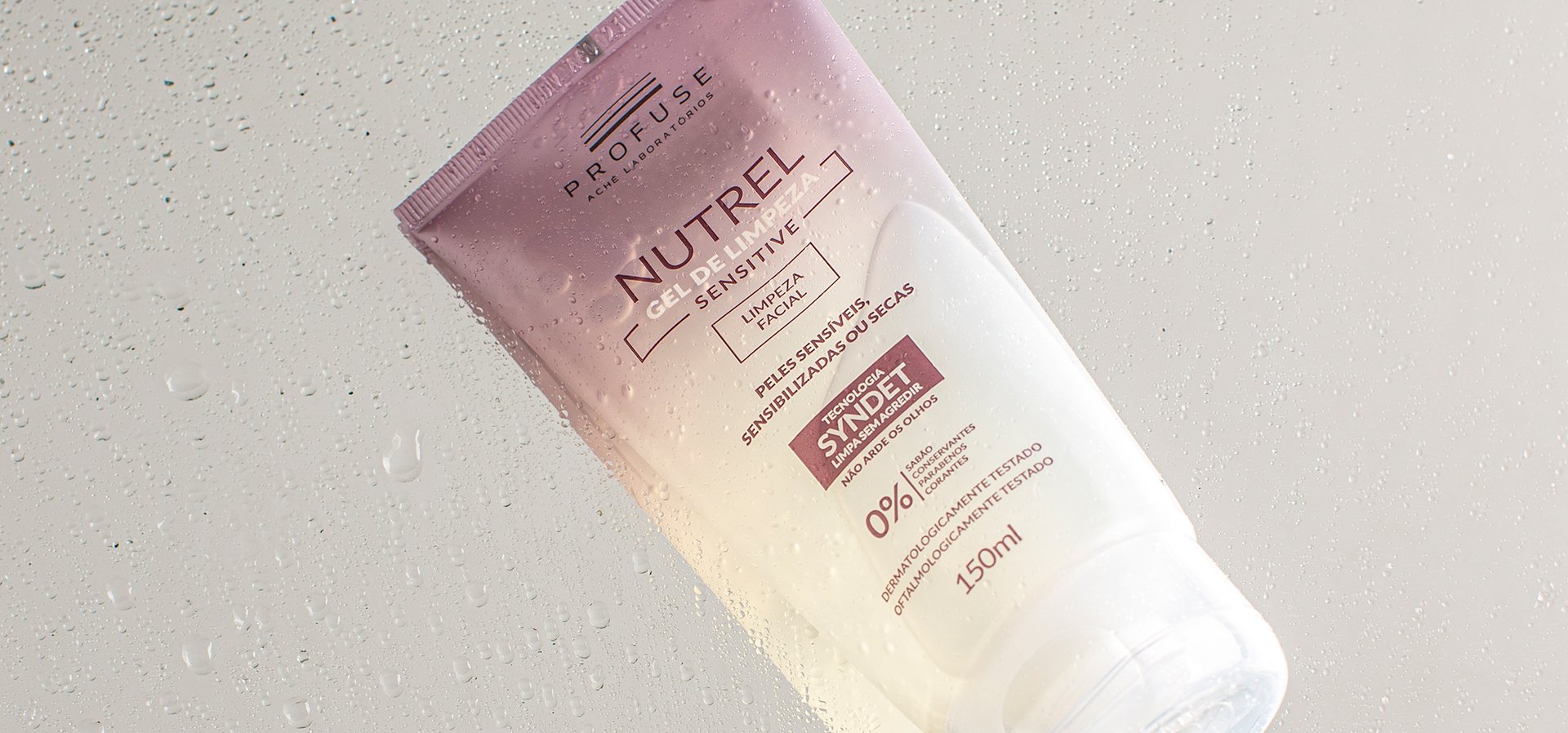 Imagem mostra o produto Nutrel Gel de Limpeza Sensitive deitado em um fundo neutro com gotículas de água