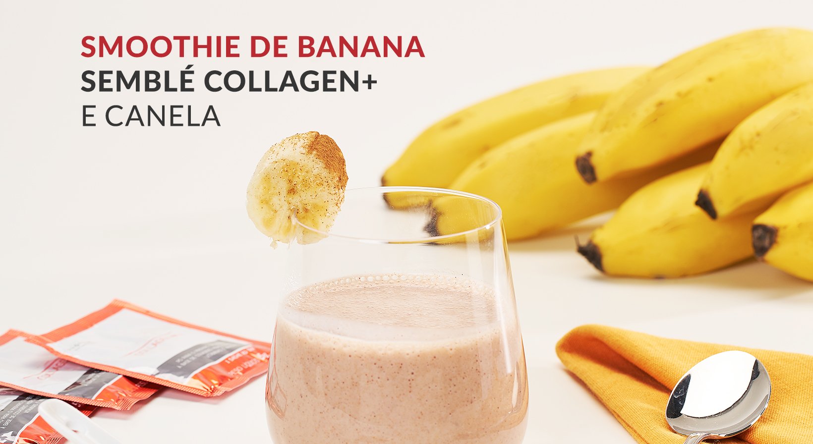 Imagem mostra uma receita com Semblé Collagen+ com a escrita "Smoothie de banana com Semblé Collagen+ e canela", ao fundo mostrando bananas e sachês de Semblé Collagen+