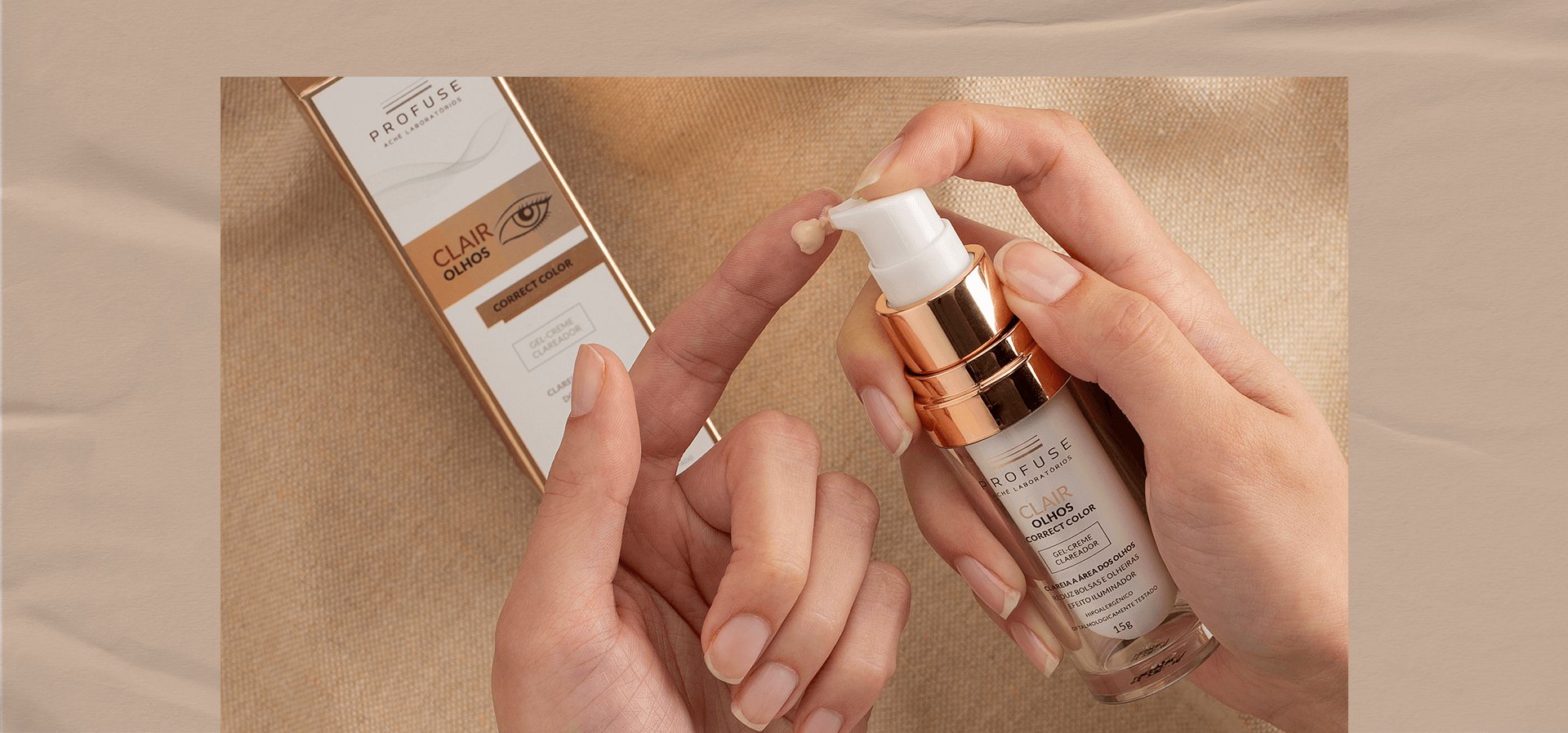  Imagem mostra uma pessoa aplicando Clair Olhos em seu dedo, com a embalagem do produto ao fundo 