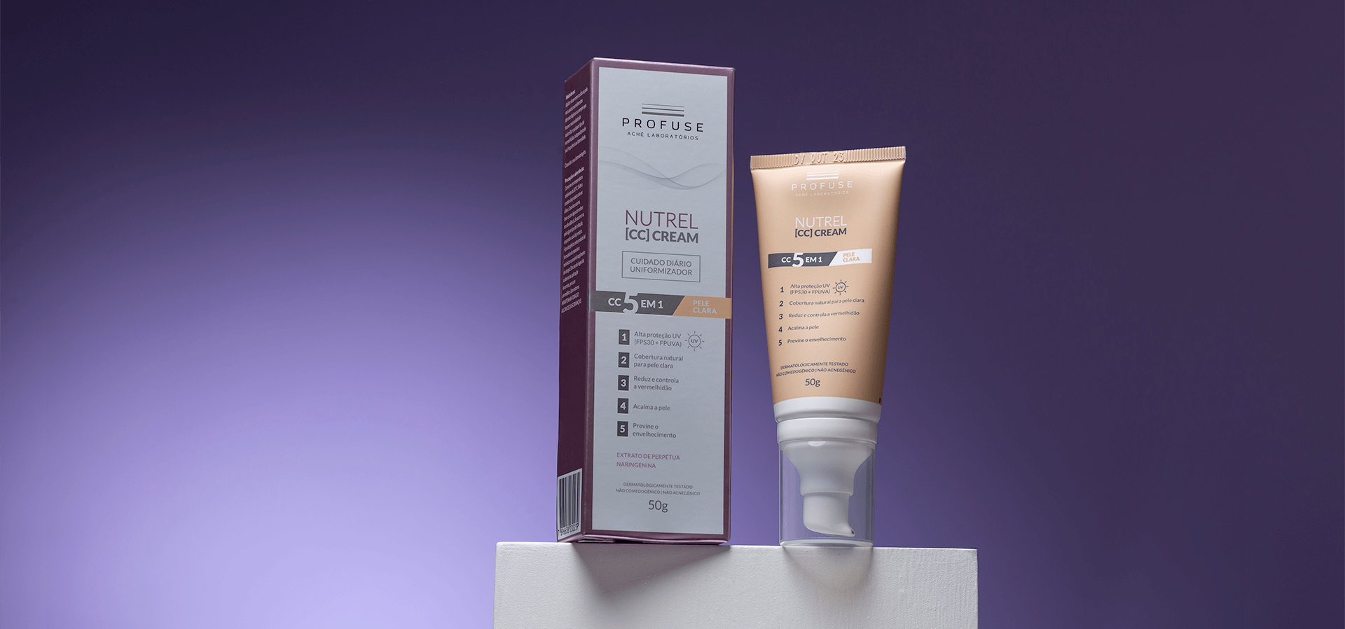 Imagem mostra o produto Nutrel CC Cream e sua embalagem ao lado em cima de um pedestal, com o fundo roxo