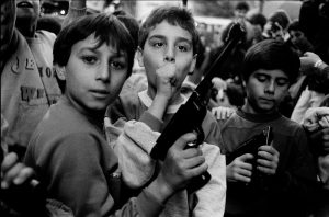 lbattaglia_festa-del-giorno-dei-morti-i-bambini-giocano-con-le-armi-palermo-1986