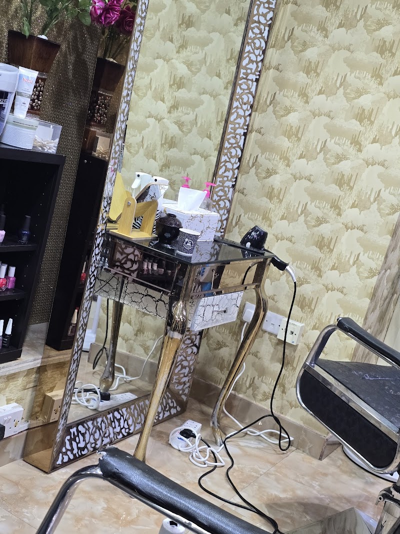 Golden Looks Ladies Beauty Centre - Thumbnail 2