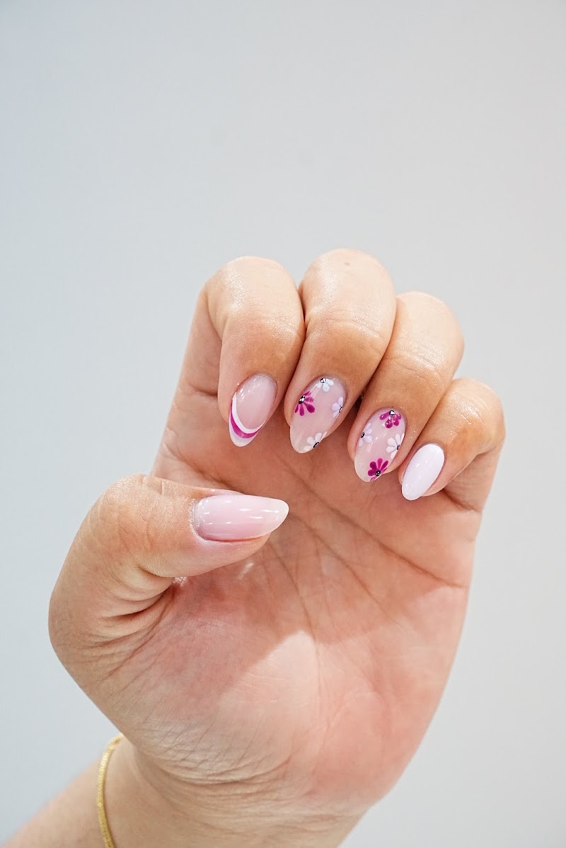 Très Chic Beauty Lounge - Thumbnail 3