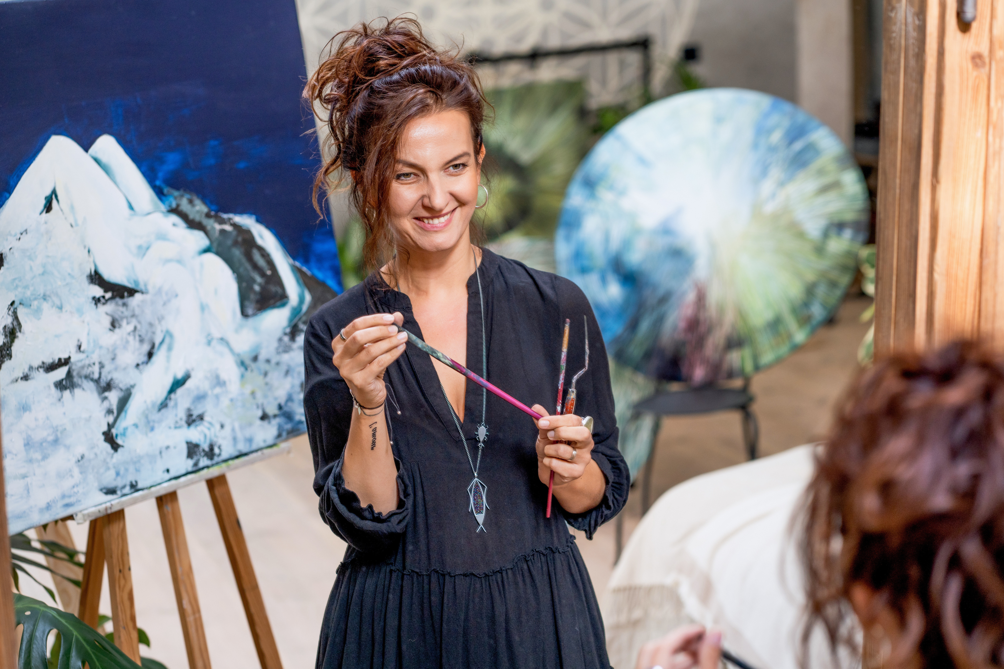 Artystka Emilia Maryniak w pracowni