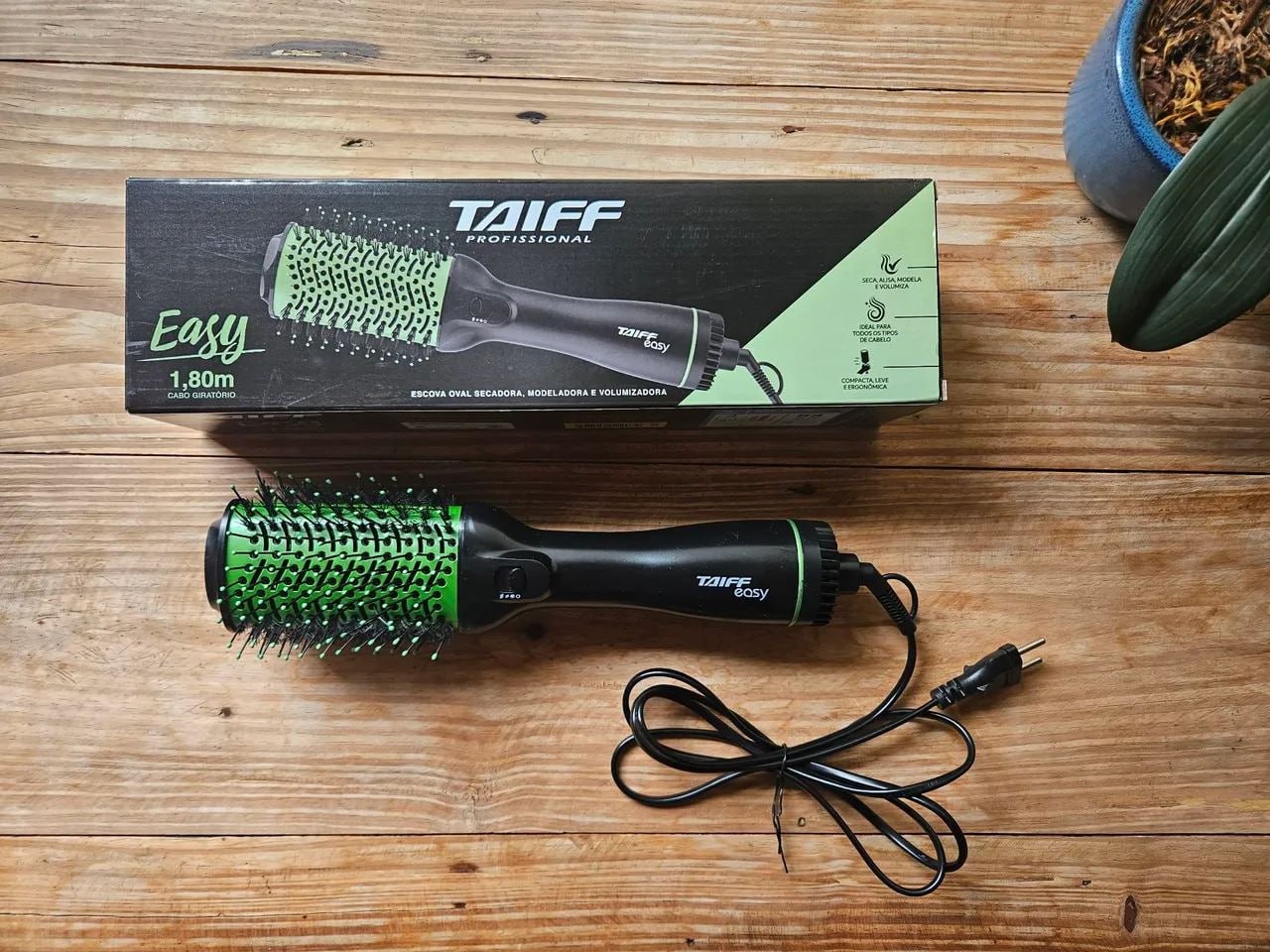 Escova Secadora Taiff Easy Oval 1200W com Cerdas de Nylon Verde - 110V