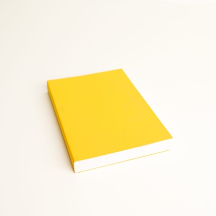 Livro com capa lisa amarela main photo of Livro com capa lisa amarela