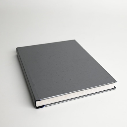 Livro com capa lisa cinza main photo of Livro com capa lisa cinza