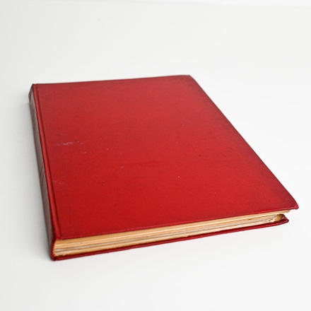 Livro antigo com capa vermelha main photo of Livro antigo com capa vermelha