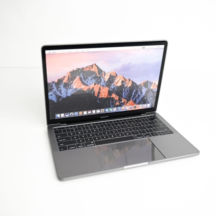 Macbook computador cenográfico cinza escuro main photo of Macbook computador cenográfico cinza escuro