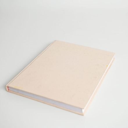 Livro com capa lisa bege main photo of Livro com capa lisa bege