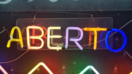Neon Aberto Colorido main photo of Neon Aberto Colorido