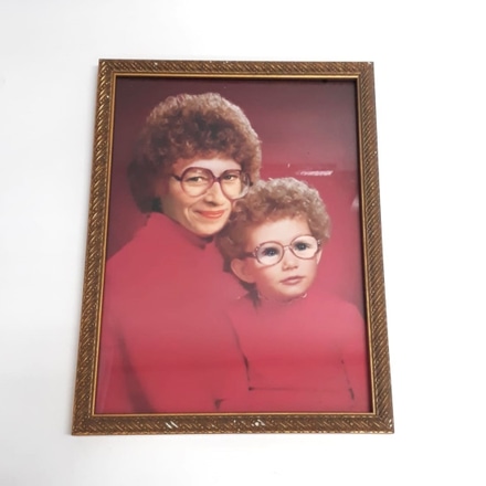 Quadro Foto Mãe e Criança de Vermelho main photo of Quadro Foto Mãe e Criança de Vermelho