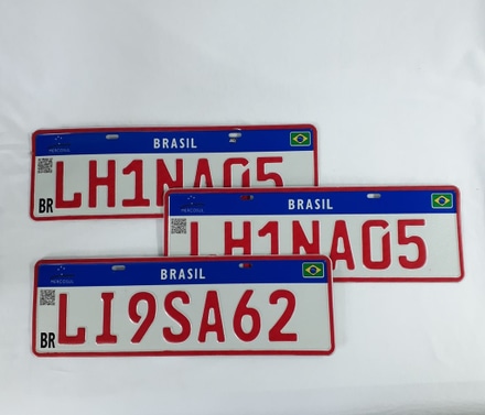 Placa de Carro Brasil Mercosul Vermelha main photo of Placa de Carro Brasil Mercosul Vermelha