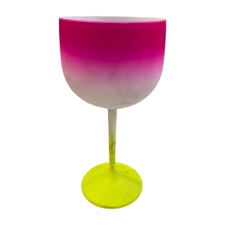 Taça de gin rosa e amarelo neon main photo of Taça de gin rosa e amarelo neon